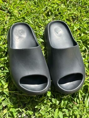 Yeezy slides Onyx